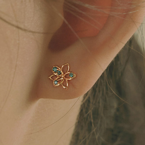 [14K Gold] Alea Flower Blue Diamond Earrings